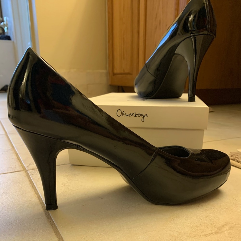 Black pumps